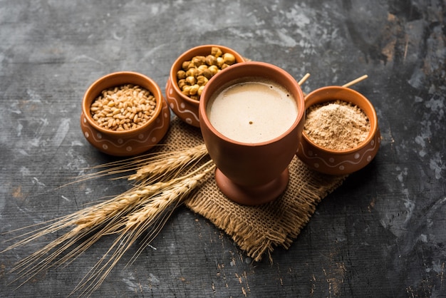 Sattu sharbat é uma bebida doce refrescante feita no verão com farinha de grão de bico preto torrado, cevada, suger, sal e água. servido em um copo. foco seletivo