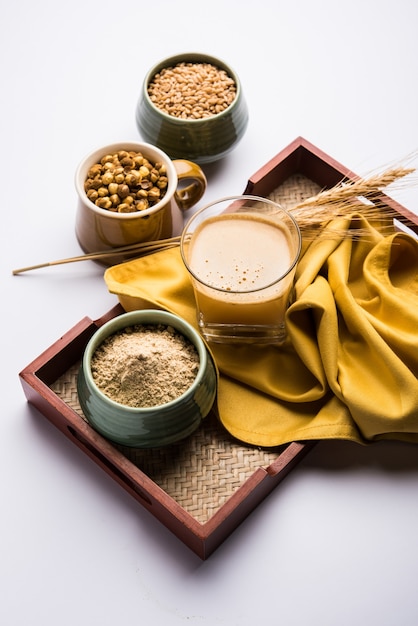 Sattu sharbat es una bebida dulce refrescante elaborada en verano con harina de garbanzo negro tostado, cebada, azúcar, sal y agua. servido en un vaso. enfoque selectivo