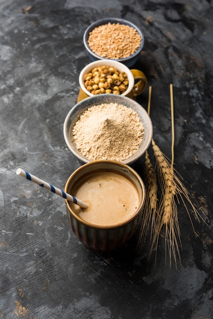Sattu sharbat es una bebida dulce refrescante elaborada en verano con harina de garbanzo negro tostado, cebada, azúcar, sal y agua. servido en un vaso. enfoque selectivo