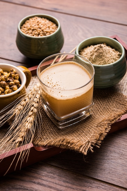 Sattu Sharbat ist ein kühlendes süßes Getränk, das im Sommer mit geröstetem schwarzem Kichererbsenmehl, Gerste, Zucker, Salz und Wasser zubereitet wird. im Glas serviert. selektiver Fokus