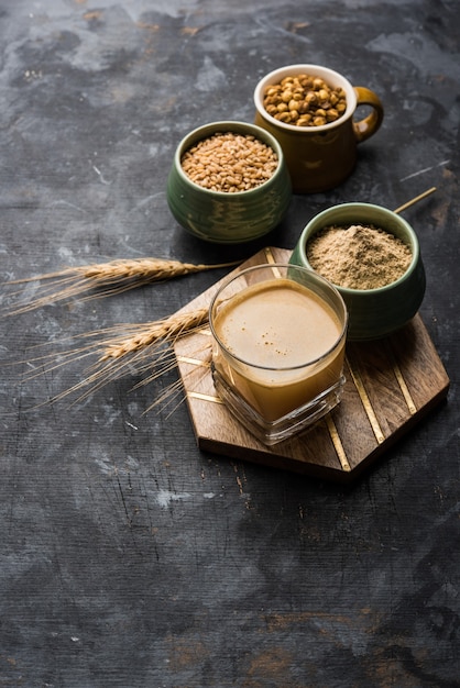 Sattu Sharbat ist ein kühlendes süßes Getränk, das im Sommer mit geröstetem schwarzem Kichererbsenmehl, Gerste, Zucker, Salz und Wasser zubereitet wird. im Glas serviert. selektiver Fokus