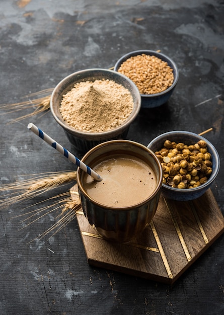 Sattu sharbat ist ein kühlendes süßes getränk, das im sommer mit geröstetem schwarzem kichererbsenmehl, gerste, zucker, salz und wasser zubereitet wird. im glas serviert. selektiver fokus