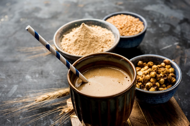 Sattu Sharbat ist ein kühlendes süßes Getränk, das im Sommer mit geröstetem schwarzem Kichererbsenmehl, Gerste, Zucker, Salz und Wasser zubereitet wird. im Glas serviert. selektiver Fokus