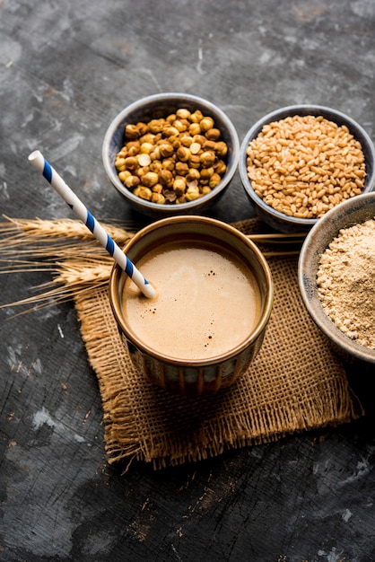 Sattu Sharbat ist ein kühlendes süßes Getränk, das im Sommer mit geröstetem schwarzem Kichererbsenmehl, Gerste, Zucker, Salz und Wasser zubereitet wird. im Glas serviert. selektiver Fokus