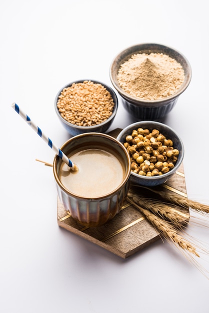 Sattu Sharbat ist ein kühlendes süßes Getränk, das im Sommer mit geröstetem schwarzem Kichererbsenmehl, Gerste, Zucker, Salz und Wasser zubereitet wird. im Glas serviert. selektiver Fokus