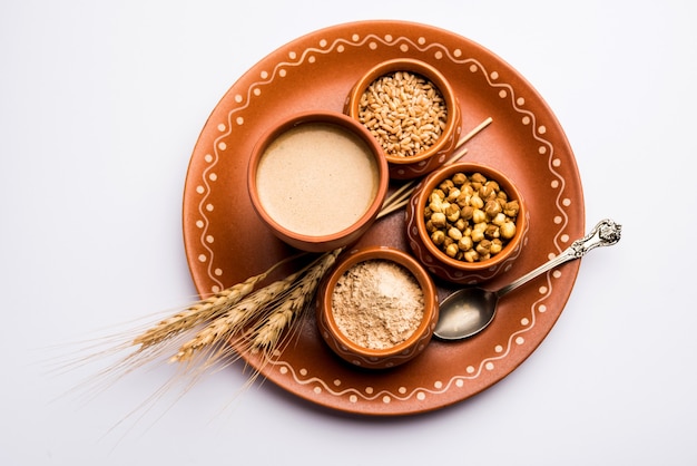 Sattu Sharbat ist ein kühlendes süßes Getränk, das im Sommer mit geröstetem schwarzem Kichererbsenmehl, Gerste, Zucker, Salz und Wasser zubereitet wird. im Glas serviert. selektiver Fokus