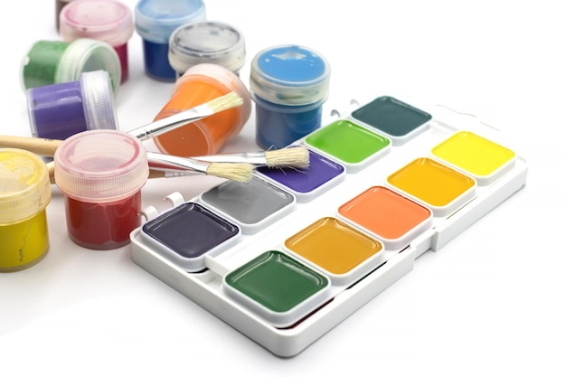 Satz Aquarellfarben und Pinsel zum Malen in der Nähe Selektiver Fokus