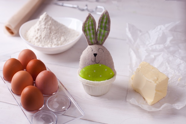 Satz Bestandteile für Ostern-Backen und Osterhasen auf einem Weiß