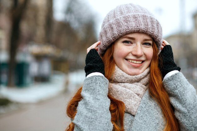 Satz Bilder mit glücklicher rothaariger Frau, die Winterferien genießt. Freiraum