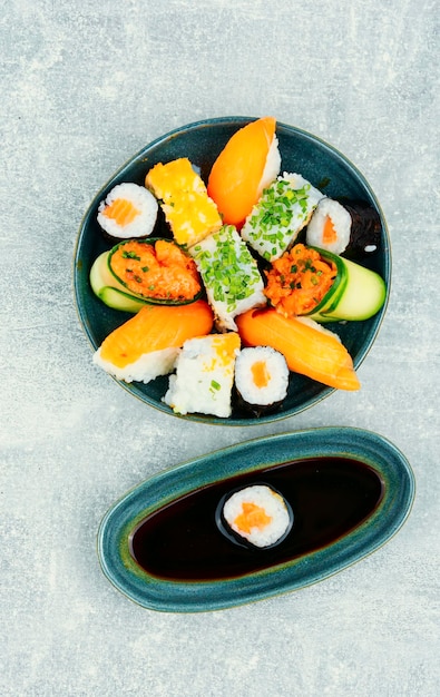 Satz bunte japanische Sushi-Rolle