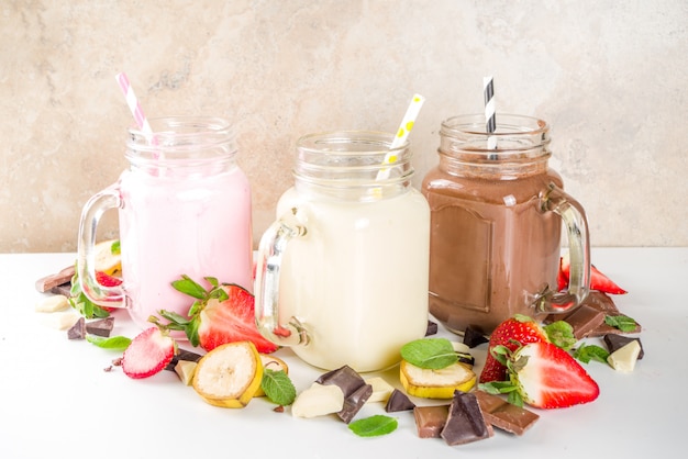 Satz bunte Milchshakes oder Smoothies