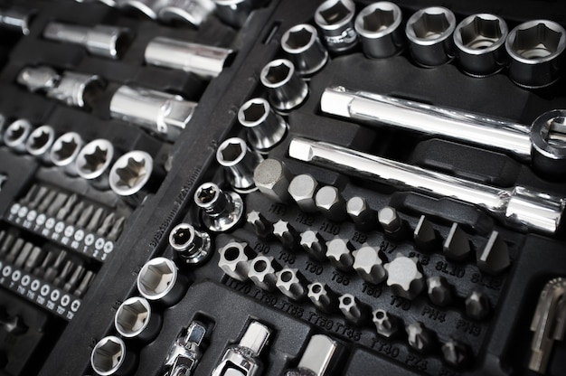 Satz Chrom-Vanadium-Schraubenschlüssel-Werkzeuge im schwarzen Werkzeugkasten
