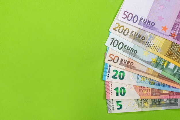 Satz Euro-Geld isoalted auf grün