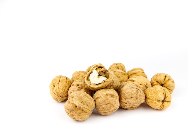 Satz frische Walnüsse auf weißem Hintergrund. Gesundes Snack-Konzept.