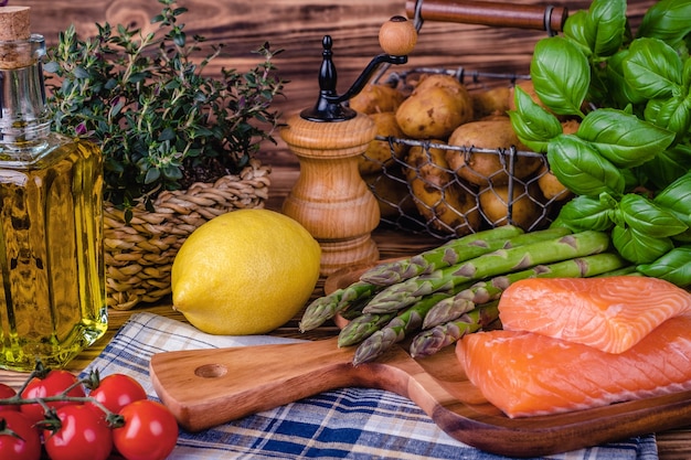 Satz frisches Essen auf Holztisch. selektiver Fokus