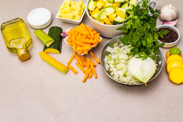 Satz frisches rohes Gemüse für das Kochen des Suppenpürees