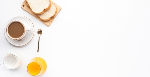 Satz Frühstücksnahrung oder Bäckerei auf weißem Tischhintergrund