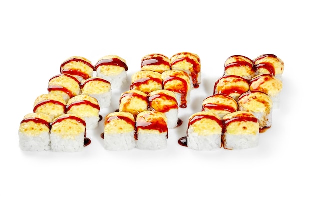 Satz gebackener Uramaki-Brötchen mit verschiedenen Füllungen aus geschmolzenem Käse und Unagi-Sauce