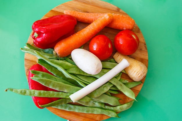 Satz Gemüse, Tomaten, Lauch, Sellerie, Wurzelgemüse für die Zubereitung von Suppe