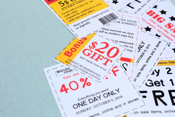 Foto satz geschnittener coupons zum einkaufen, um geld zu sparen