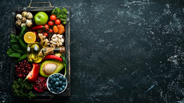 Satz gesunde Lebensmittel in einer Holzkiste Gemüse Obst Fisch Fleisch Nüsse und Kräuter Ansicht von oben Freier Kopierraum