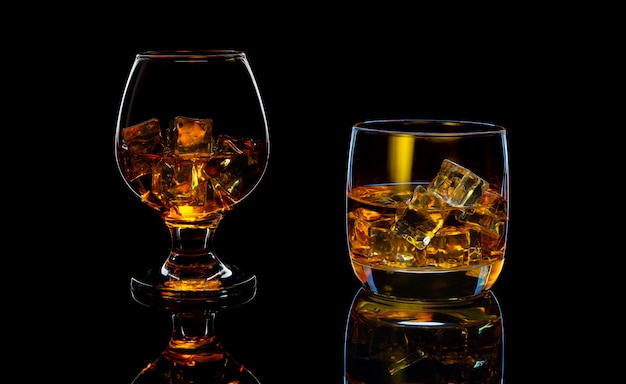 Satz Glas Scotch Whisky mit Eis