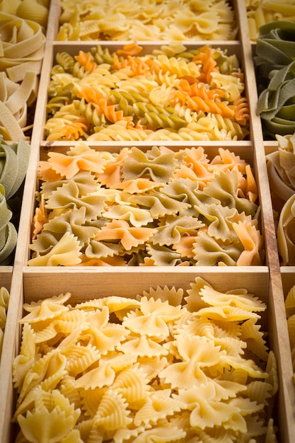 Satz italienischer Teigwarenhintergrund mit farfalle und fusilli