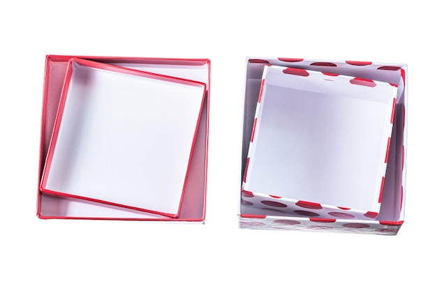 Satz leere rote Geschenkboxen getrennt auf Weiß