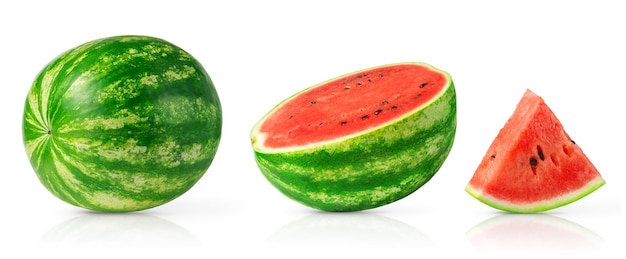 Satz lokalisierte Wassermelone mit Beschneidungspfad auf weißem Hintergrund.