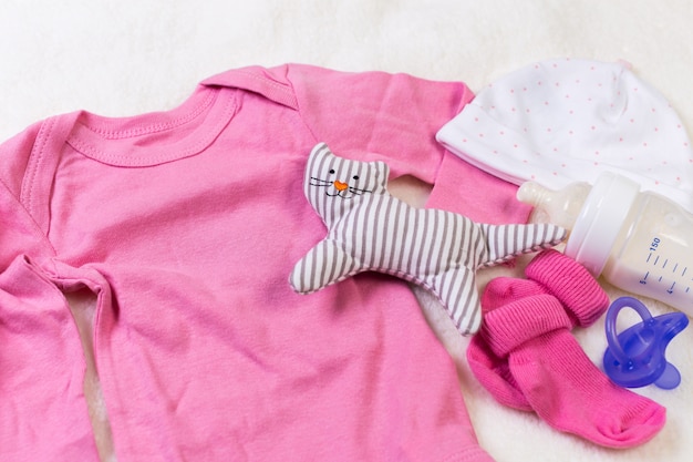 Satz modische Kleidung der Mode und Kindermaterial für kleines Baby