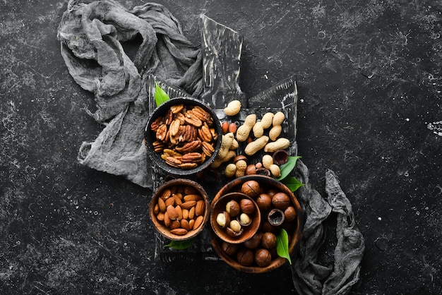 Satz Nüsse Macadamia-Nüsse Pekannüsse Erdnüsse und Mandeln Ansicht von oben