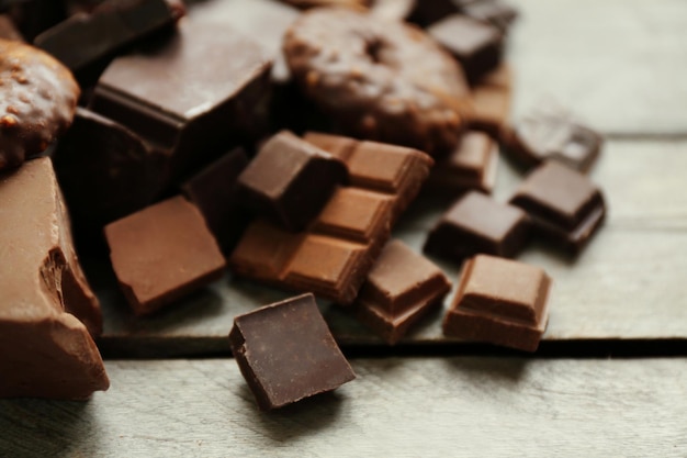 Satz Schokolade auf Holztischnahaufnahme