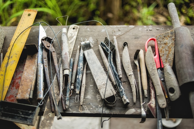 Satz sculpting Werkzeuge des schmutzigen Handwerks auf Holztisch