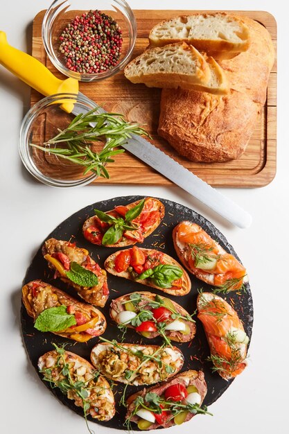 Satz sortierter Bruschetta mit verschiedenen Toppings für den Urlaub Draufsicht Party-Food-Konzept