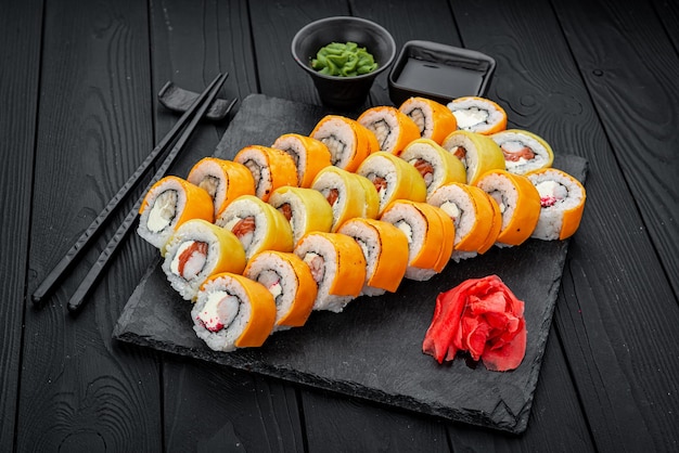 Satz Sushi-Rollen mit frischem Fisch