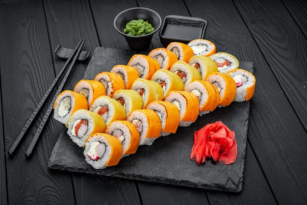 Satz Sushi-Rollen mit frischem Fisch