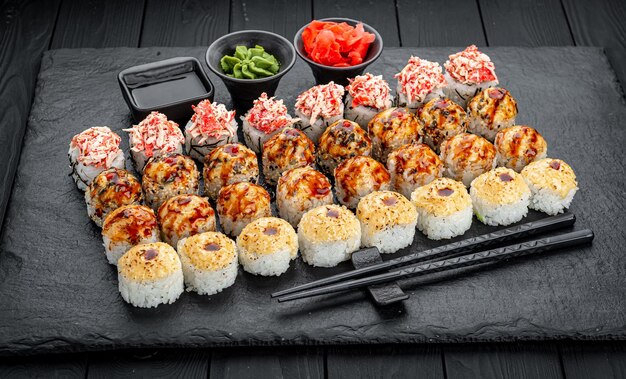 Satz Sushi-Rollen mit frischem Fisch