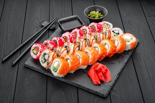 Satz Sushi-Rollen mit frischem Fisch