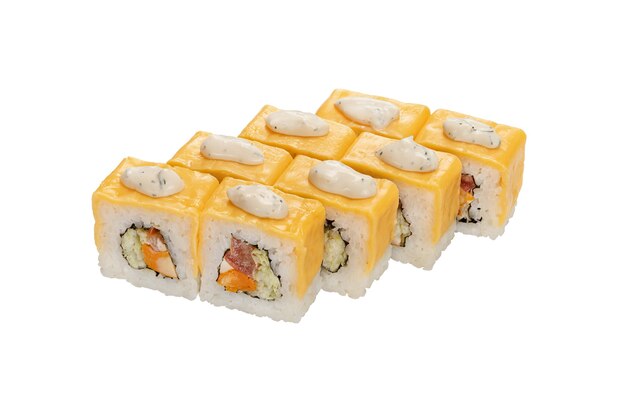 Satz Sushi-Rollen mit Meeresfrüchten Gemüse gelber Frischkäse und Sauce isoliert auf weiß