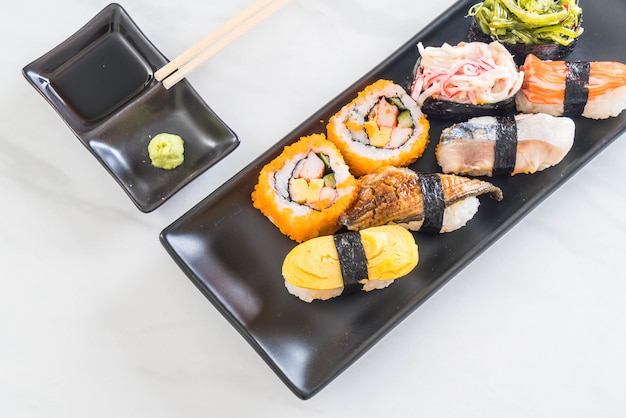 Satz Sushi und maki Rollen