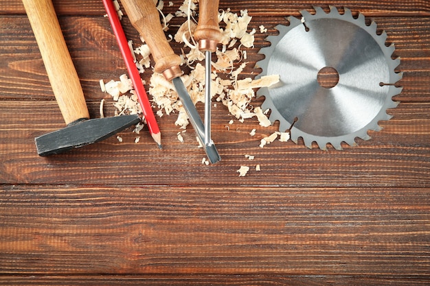 Satz Tischlerwerkzeuge auf Holz