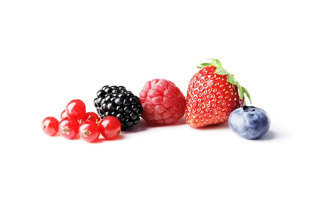 Satz verschiedener Beeren auf weißem Hintergrund, wie Erdbeeren, Kirschen, Himbeeren, Blaubeeren, Johannisbeeren, Blaubeeren.
