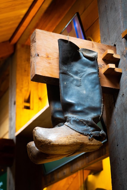 Satz verschiedener bunter holländischer Vintage-Holzschuhe