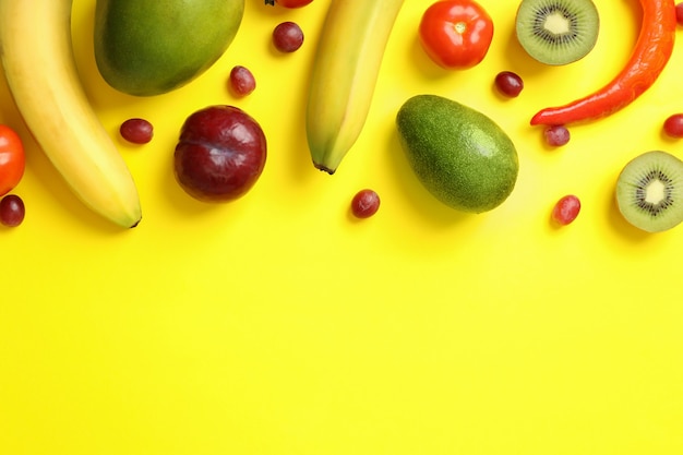 Satz verschiedenes Gemüse und Obst auf gelbem Hintergrund