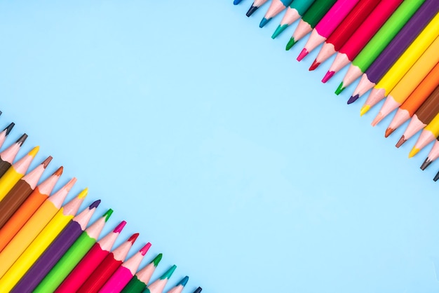 Satz von Buntstiften isoliert auf blauem Hintergrund Ansicht von oben flach gelegt Bildung Handwerkskonzept