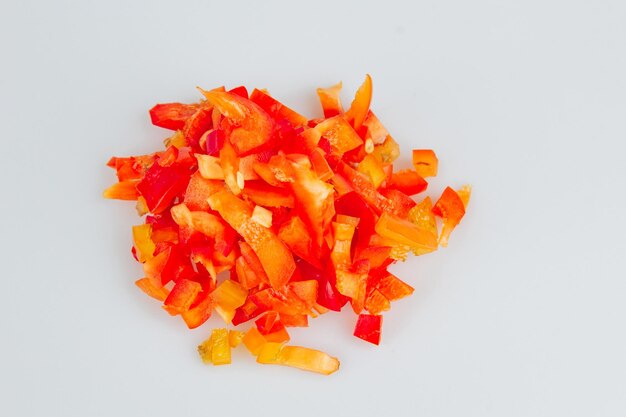 Satz von frischen ganzen und in Scheiben geschnittenen süßen grünen Paprika isoliert auf weißem Hintergrund Blick von oben Schneiden von Gemüse Zubereitung von Gerichten und Salat