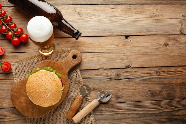 Satz von Hamburger Bier und Pommes Frites Ein Standard-Set von Getränken und Speisen in der Kneipe Bier und Snacks Fast Food mit dunklem Hintergrund Traditionelle amerikanische Küche