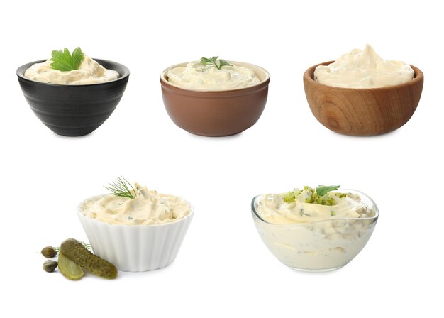 Satz von Schüsseln mit Tartarsauce auf weißem Hintergrund