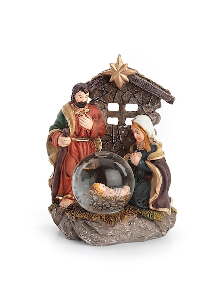 Satz von Weihnachtskrippe und Engelsfiguren isoliert auf weißem Hintergrund