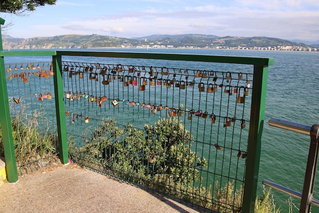 Foto satz vorhängeschlösser vor der bucht von santoa